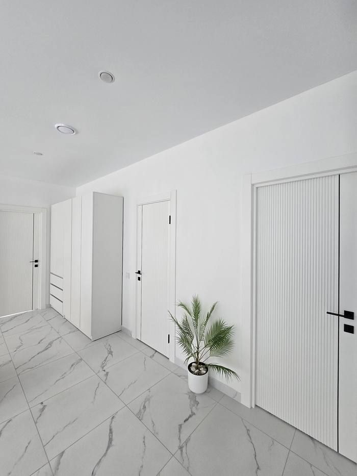 Couloir avec portes blanches