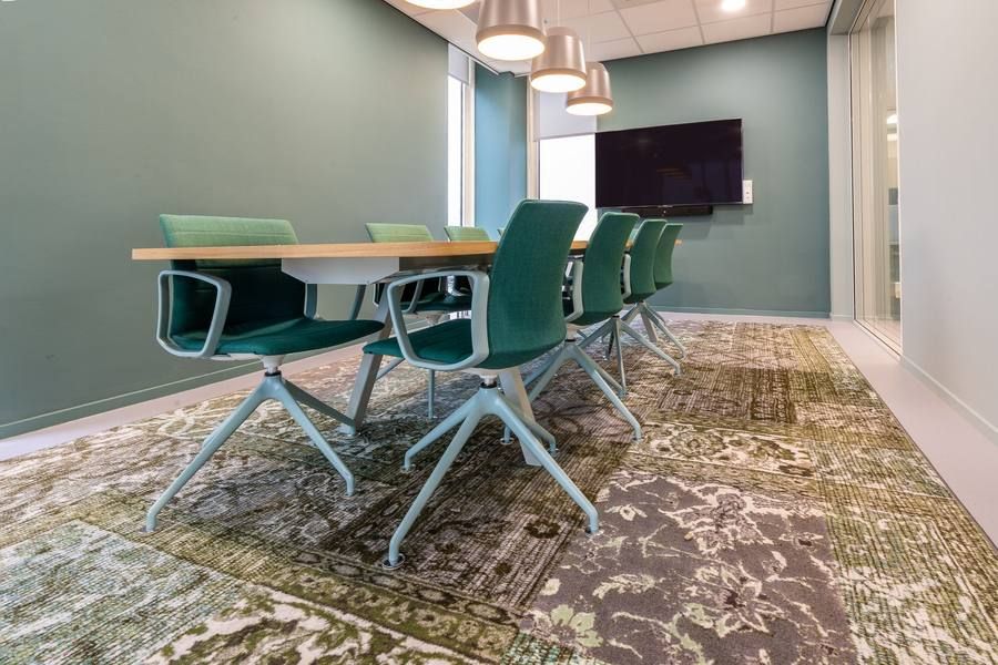 Salle de réunion avec moquette