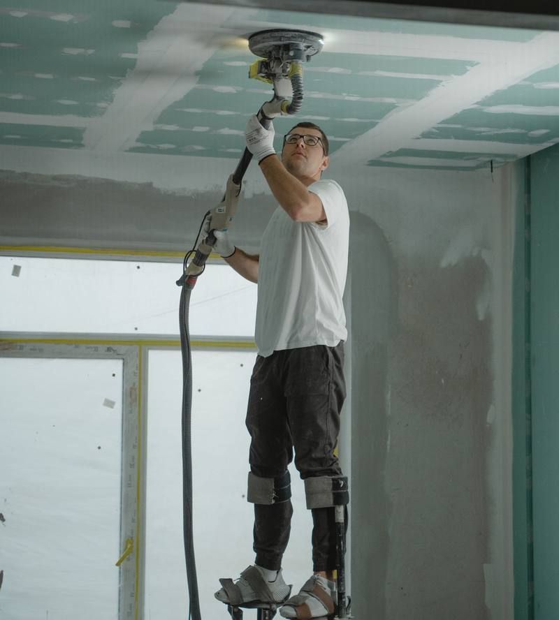 Plaquiste ponçant un plafond