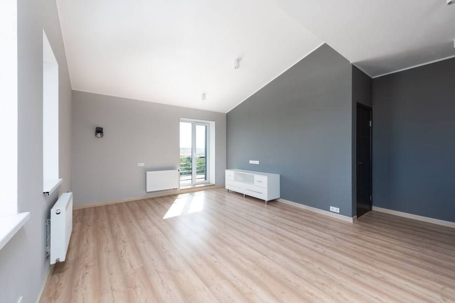 Séjour rénové, parquet clair